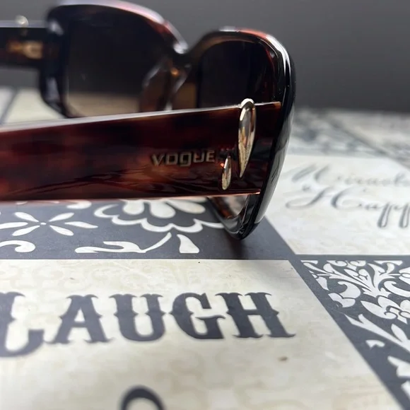 Vogue sunglasses and case no scratches - Picture 6 of 7